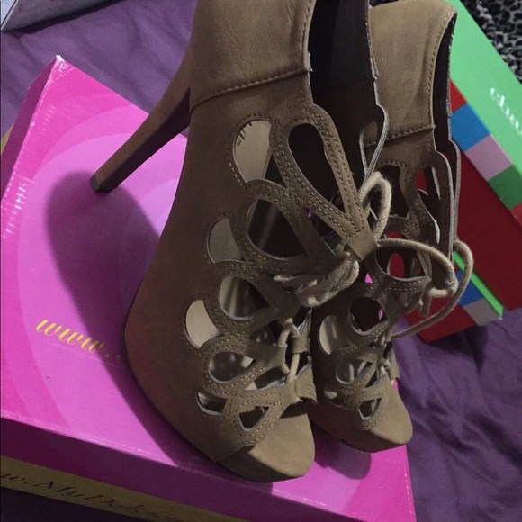 Tan heels - Picture 4 of 5